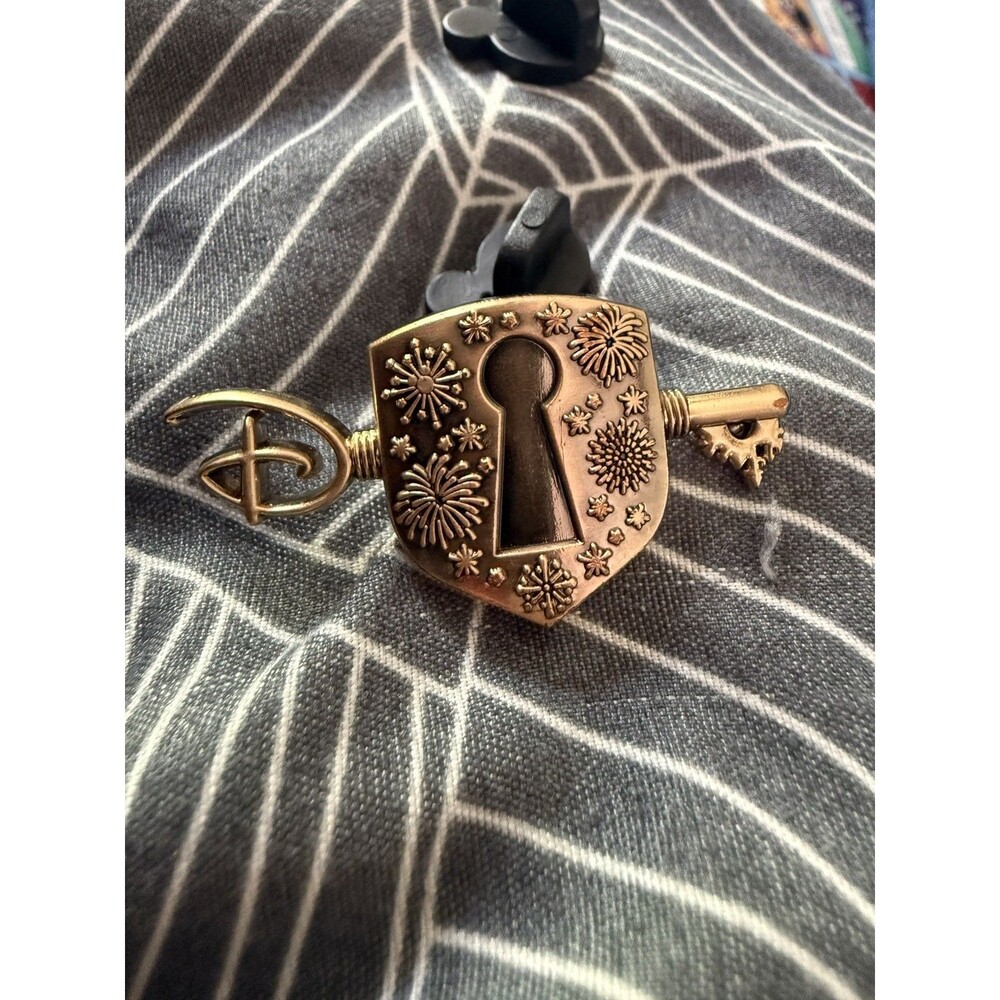 Disney Store Key and Lock Pin DS Classic D 2021 Disney Pin 149745